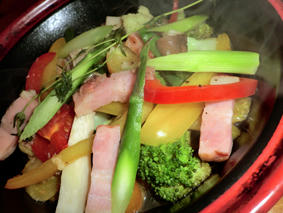 夏野菜と厚切りベーコンタジン鍋