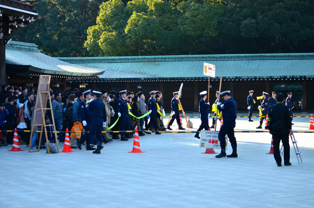 参拝のお巡りさん