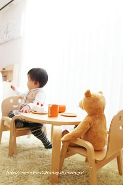 妹宅リビングの木製・子供用椅子とテーブル