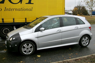 mercedes_b_class_facelift_spy_shots03.jpg