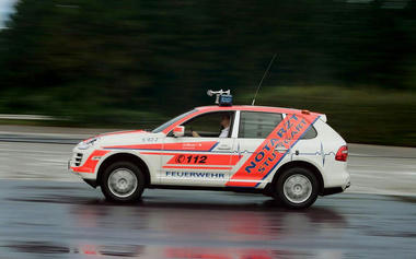Porsche-Cayenne-Ambulance-01.jpg