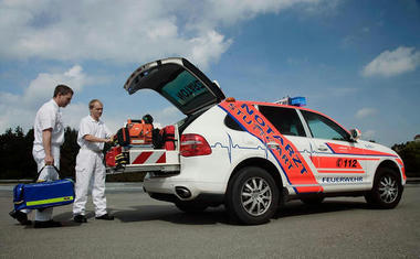 Porsche-Cayenne-Ambulance-03.jpg