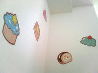 ケーキ屋さんの壁