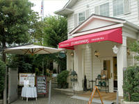 お向かいの紅茶店