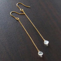 ホワイトムーンストーンのピアス／ロングタイプ