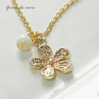 フラワーチャーム&times;マザーオブパールのネックレス