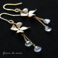 お花&times;ホワイトムーンストーンのピアス