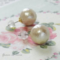 粒コットンパールのスタッドピアス