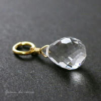 水晶のひとしずくのペンダントトップ