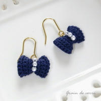 クロッシェ（かぎ針編み）/ネイビーのリボンピアス