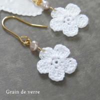 クロッシェ（かぎ針編み）/白いお花とパールのピアス