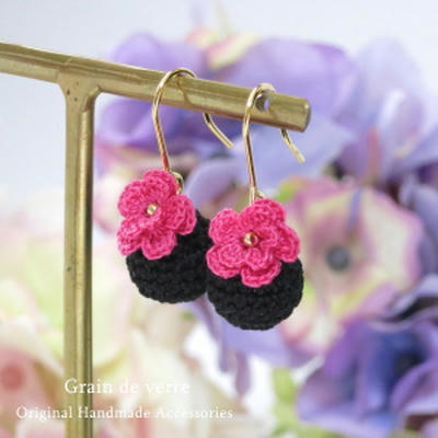 クロッシェボール×マゼンタフラワーのピアス（Bタイプ）