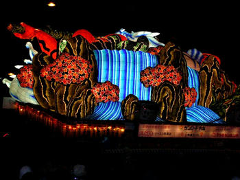 裏側には滝が *2