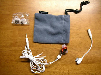 平型プラグアダプター、キャリングポーチが付属