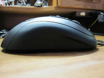 right : 窪みに薬指を添えらえる