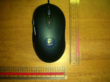 72.2（W）×130.3（D）×43.6（H）mm。大型。