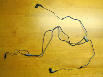 Y字型イヤホンにスライダーを付けたような機構