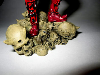 土台の骸骨も造りこまれている…