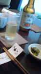 写真：地ビールとお通しのウドのおひたし（美味）