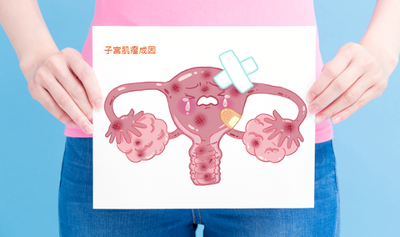 女性は乳房に触れて硬い乳がんのしこりをチェックできますか?また、子宮筋腫のために自分の胃に触れることもできますか?