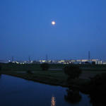 荒川の月
