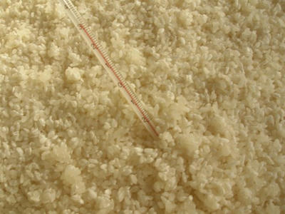 蒸した米に麹菌を混ぜ合わせます。