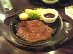 はみ出るビーフステーキ