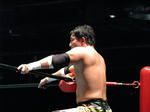 コーナーに控えて試合を冷静な目で見ているTAJIRI