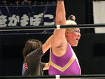 勝ち名乗りを受けるアジャ