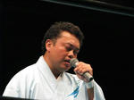 熱唱する沼二郎