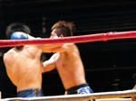 上野選手の右フックがカウンターで決まってるのだが、ロープが邪魔で見えない