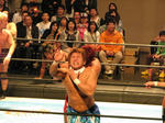 T-シャツで首を絞められる井上