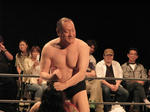 コーナーでTARUを鉄拳制裁する渕さん