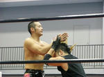 Kenのモヒカンを真剣白羽取りするHIROKI