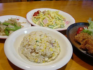 チャーハン・串カツ・マカロニサラダ・スナックえんどうと玉ねぎの炒め物