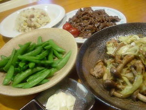 スナックえんどう・しめじとキャベツと鶏肉のバター炒め