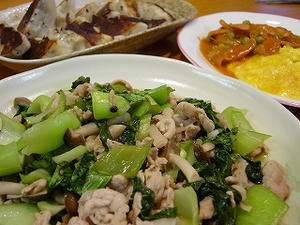 チンゲン菜と豚肉としめじの中華炒め