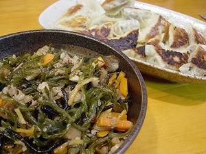 茎わかめのごま油炒めと手作り餃子