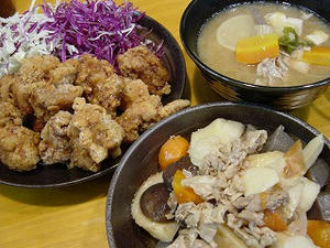 から揚げ・煮物・豚汁