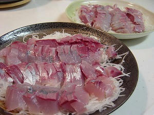 はまち二匹分の刺身