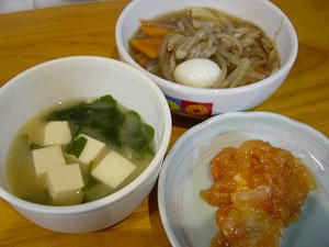 辛くないエビチリ・もやしあんかけ・豆腐とわかめのお味噌汁