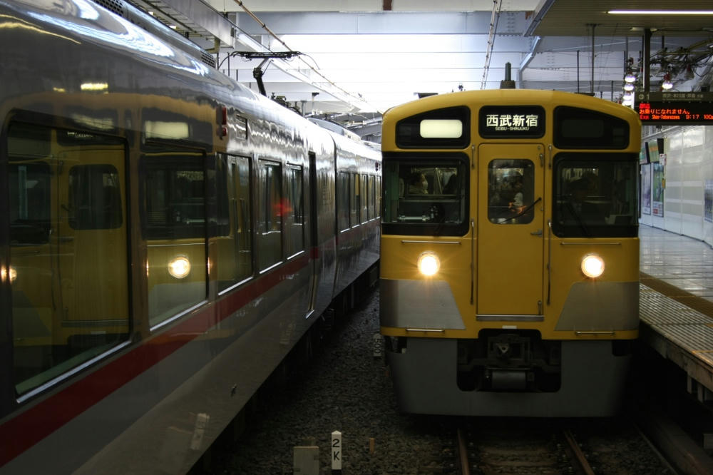 西武新宿駅２０００系