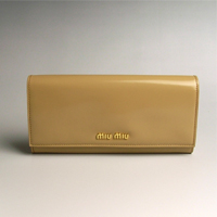 MIUMIU ：ミュウミュウ　 ゴールドロゴ入り長財布　ベージュ