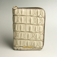 MIUMIU ：ミュウミュウ　 型押しカーフ手帳　クリーム