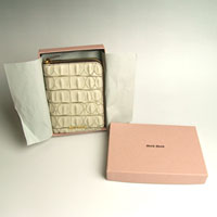 MIUMIU ：ミュウミュウ　 型押しカーフ手帳　クリーム