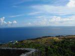 これは島一番の高台のサザンクロスセンタ辺りから南西を見たの図です。島影は沖縄本島。