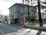 Cycletec-IKD遠景。正面の建物の右手の木製両開き扉のところがIKD店舗。ここまで高崎駅から徒歩10分ちょっと。当日のE.のように急ぐ方は、バスで国立病院下車(高崎駅から200円也)後徒歩2分。