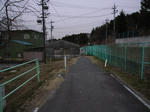 突然こんな所が出てきたりする... やっと一台自転車が通れる幅。この先すぐの所に自転車道の続きはちゃんとあります。用地買収とかに問題があったのでしょうかね。