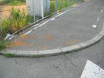 最大の問題点の段差。普通の歩道ですら歩道の端は高さ下げますよね。それが全くない!すなわち高さ約十数センチ。この段差を通れって何考えているんだか。あ、既にこの件国交省の大規模自転車道のページからメールを送りました。