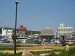 福良の町並み。正面がバスターミナル。ここまで舞子バス停から一時間十分。運賃1,900円